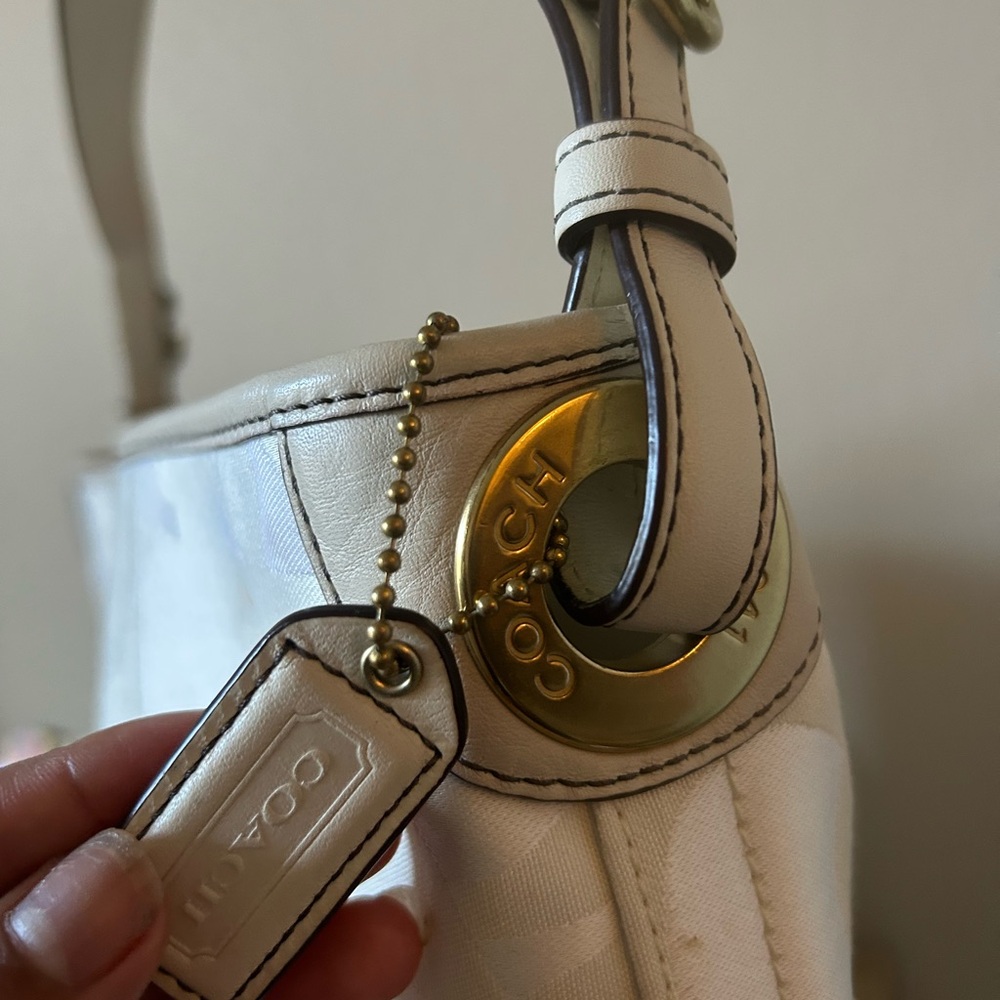 Coach Cream Structured Shoulder Bag with Timeless Design - Picture 4 of 9